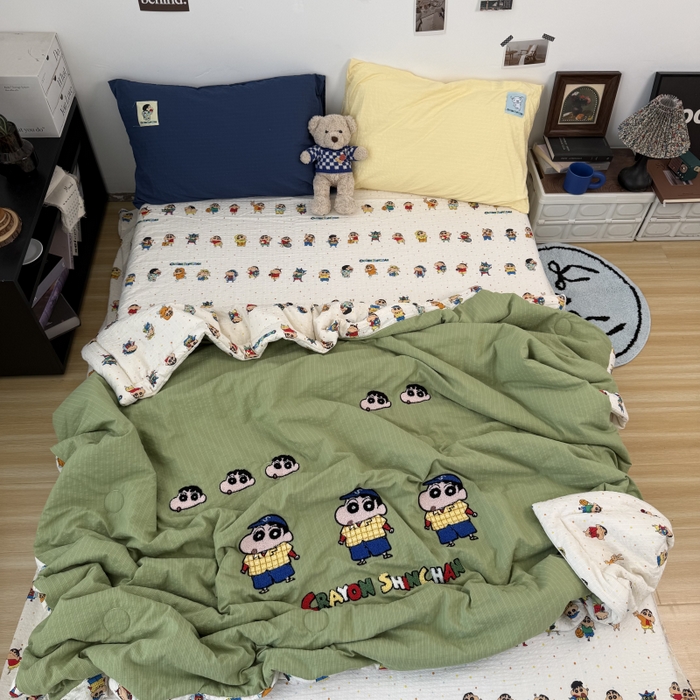 91家纺网 家纺一手货源 找家纺 三元色 2026新款正版蜡笔小新泡芙双层纱夏被夏凉被 小新学长