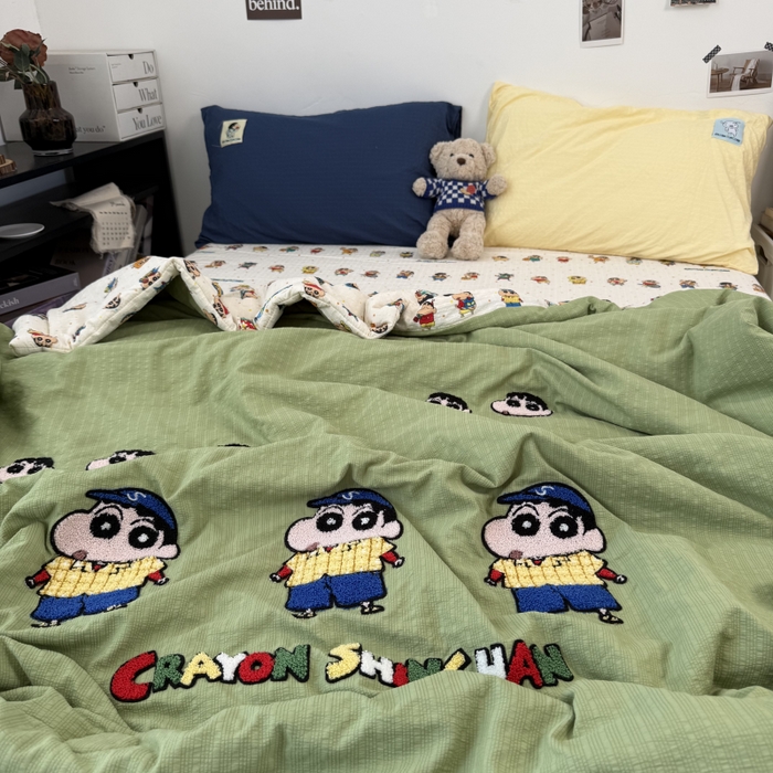 91家纺网 家纺一手货源 找家纺 三元色 2026新款正版蜡笔小新泡芙双层纱夏被夏凉被 小新学长