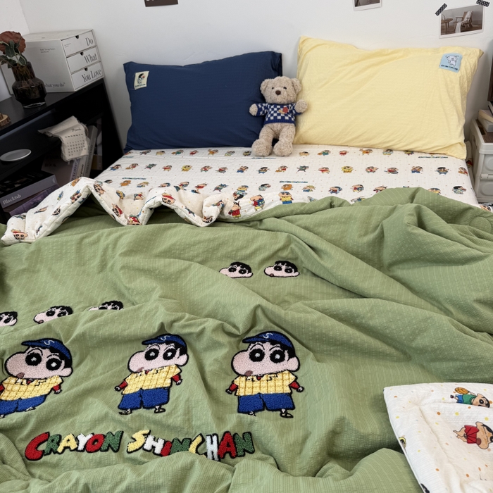 91家纺网 家纺一手货源 找家纺 三元色 2026新款正版蜡笔小新泡芙双层纱夏被夏凉被 小新学长