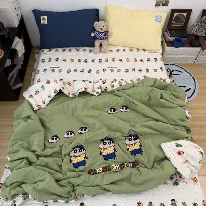 91家纺网 家纺一手货源 找家纺 三元色 2026新款正版蜡笔小新泡芙双层纱夏被夏凉被 小新学长