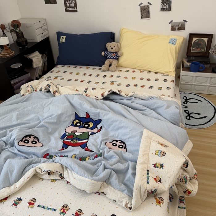 91家纺网 家纺一手货源 找家纺 三元色 2026新款正版蜡笔小新泡芙双层纱夏被夏凉被 动感超人