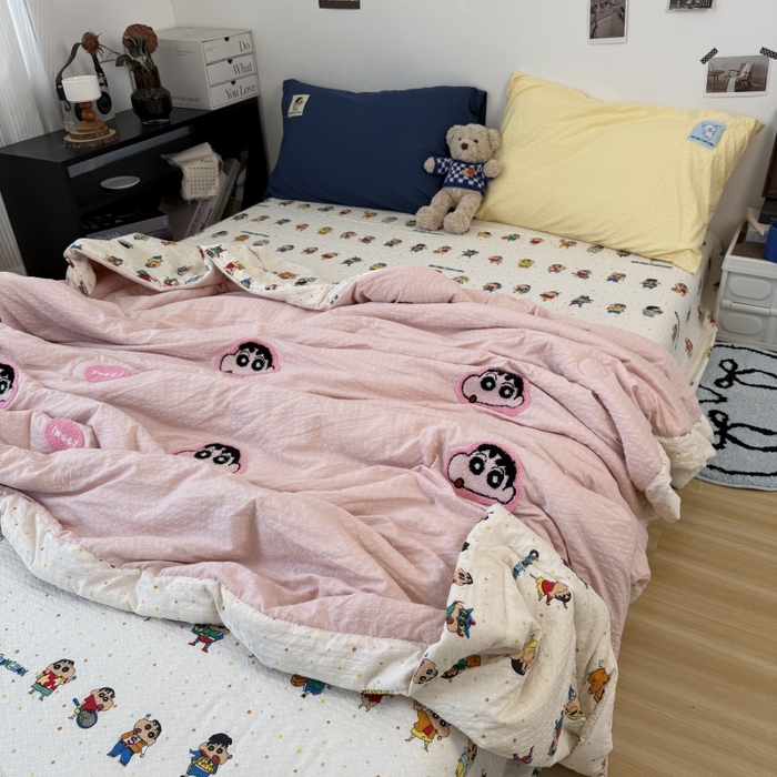 91家纺网 家纺一手货源 找家纺 （总）三元色 2026新款正版蜡笔小新泡芙双层纱夏被夏凉被