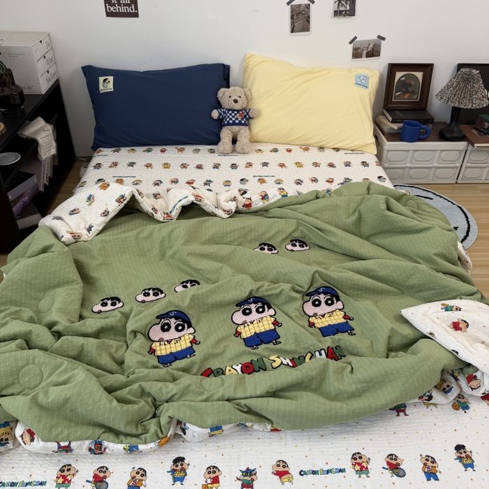 91家纺网 家纺一手货源 找家纺 三元色 2026新款正版蜡笔小新泡芙双层纱夏被夏凉被 小新学长