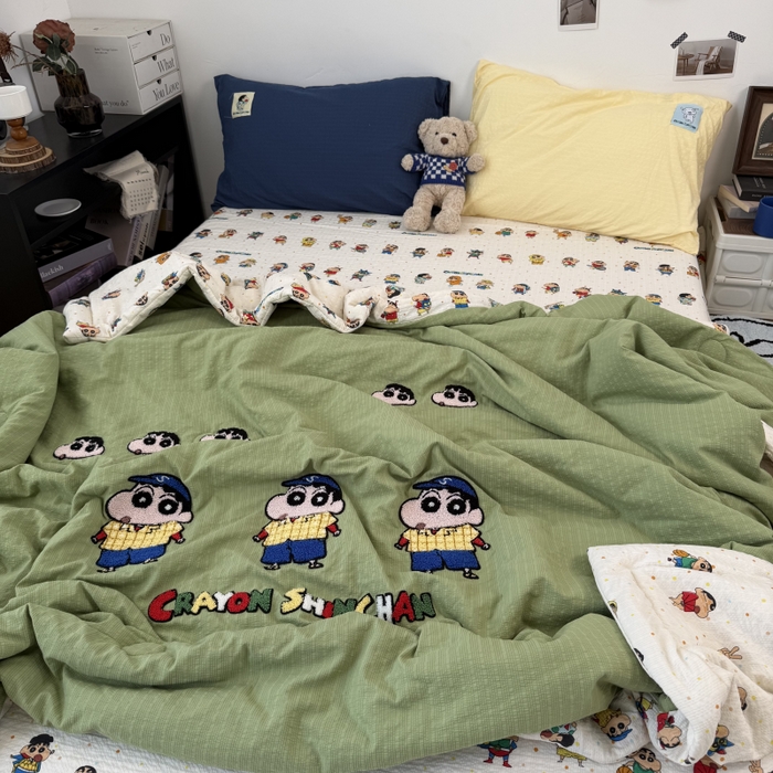 91家纺网 家纺一手货源 找家纺 三元色 2026新款正版蜡笔小新泡芙双层纱夏被夏凉被 小新学长