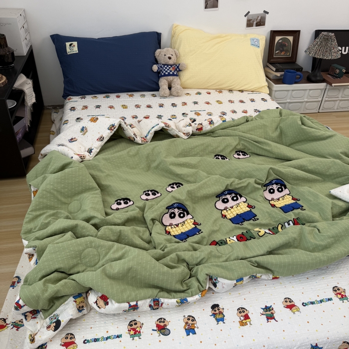 91家纺网 家纺一手货源 找家纺 三元色 2026新款正版蜡笔小新泡芙双层纱夏被夏凉被 小新学长