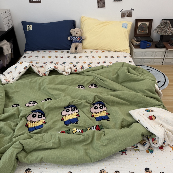 91家纺网 家纺一手货源 找家纺 三元色 2026新款正版蜡笔小新泡芙双层纱夏被夏凉被 小新学长