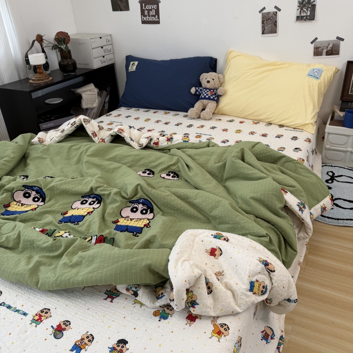 91家纺网 家纺一手货源 找家纺 三元色 2026新款正版蜡笔小新泡芙双层纱夏被夏凉被 小新学长