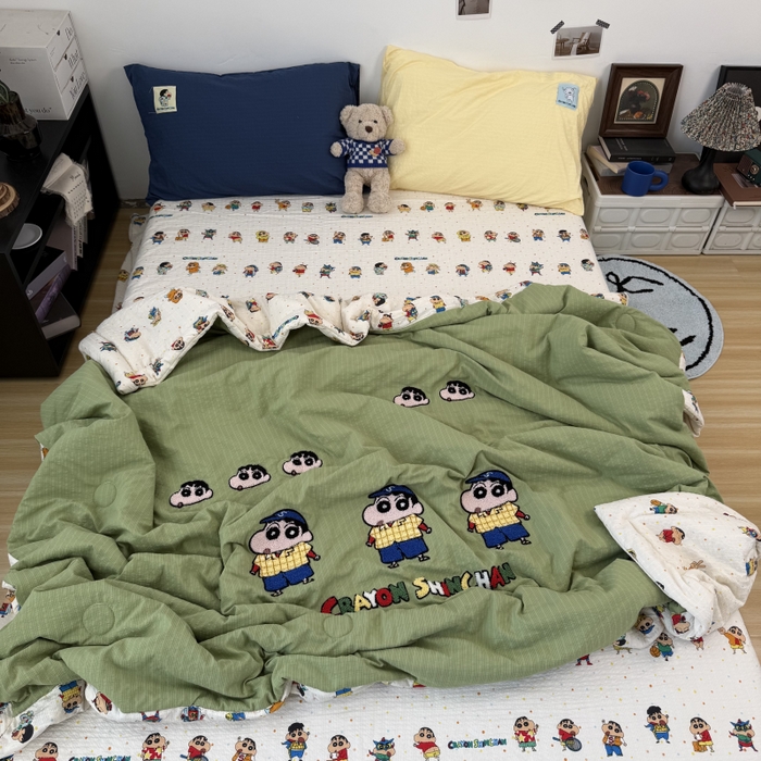 91家纺网 家纺一手货源 找家纺 三元色 2026新款正版蜡笔小新泡芙双层纱夏被夏凉被 小新学长