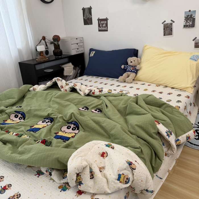 91家纺网 家纺一手货源 找家纺 三元色 2026新款正版蜡笔小新泡芙双层纱夏被夏凉被 小新学长