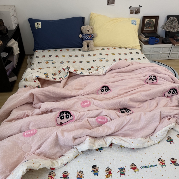 91家纺网 家纺一手货源 找家纺 （总）三元色 2026新款正版蜡笔小新泡芙双层纱夏被夏凉被