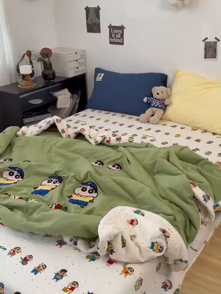 91家纺网 家纺一手货源 找家纺 三元色 2026新款正版蜡笔小新泡芙双层纱夏被夏凉被 小新学长