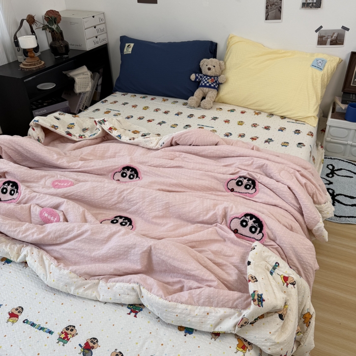 91家纺网 家纺一手货源 找家纺 三元色 2026新款正版蜡笔小新泡芙双层纱夏被夏凉被 樱粉小新