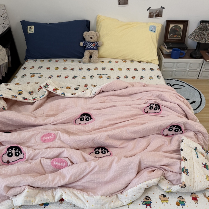 91家纺网 家纺一手货源 找家纺 三元色 2026新款正版蜡笔小新泡芙双层纱夏被夏凉被 樱粉小新