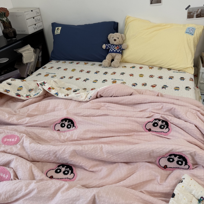 91家纺网 家纺一手货源 找家纺 三元色 2026新款正版蜡笔小新泡芙双层纱夏被夏凉被 樱粉小新