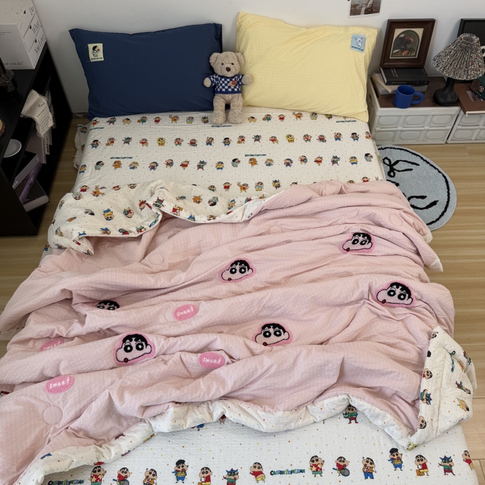 91家纺网 家纺一手货源 找家纺 三元色 2026新款正版蜡笔小新泡芙双层纱夏被夏凉被 樱粉小新