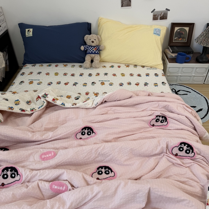 91家纺网 家纺一手货源 找家纺 三元色 2026新款正版蜡笔小新泡芙双层纱夏被夏凉被 樱粉小新