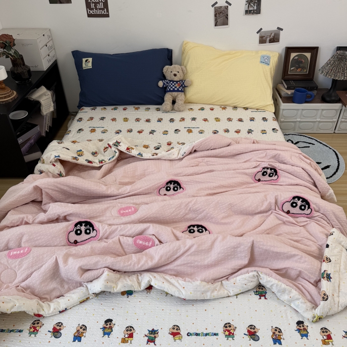 91家纺网 家纺一手货源 找家纺 三元色 2026新款正版蜡笔小新泡芙双层纱夏被夏凉被 樱粉小新