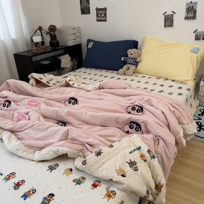 91家纺网 家纺一手货源 找家纺 三元色 2026新款正版蜡笔小新泡芙双层纱夏被夏凉被 樱粉小新