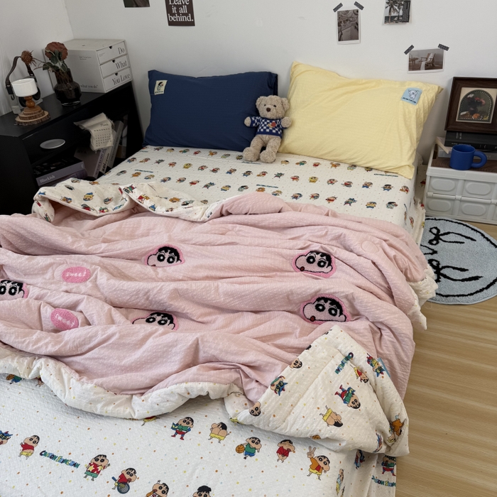 91家纺网 家纺一手货源 找家纺 三元色 2026新款正版蜡笔小新泡芙双层纱夏被夏凉被 樱粉小新