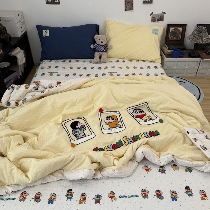 91家纺网 家纺一手货源 找家纺 三元色 2026新款正版蜡笔小新泡芙双层纱夏被夏凉被 小新三连拍