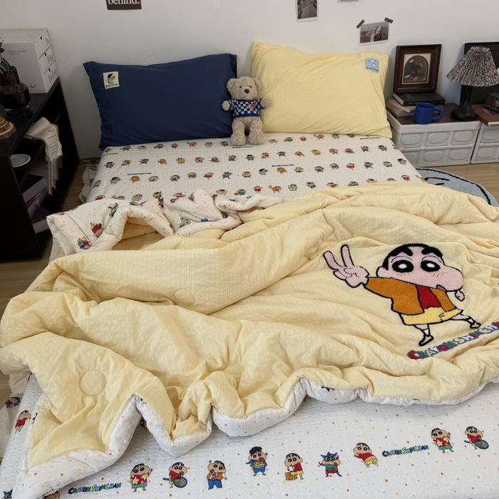 91家纺网 家纺一手货源 找家纺 三元色 2026新款正版蜡笔小新泡芙双层纱夏被夏凉被 欧耶小新