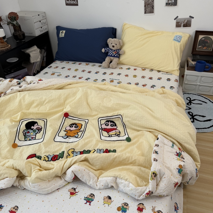 91家纺网 家纺一手货源 找家纺 三元色 2026新款正版蜡笔小新泡芙双层纱夏被夏凉被 小新三连拍