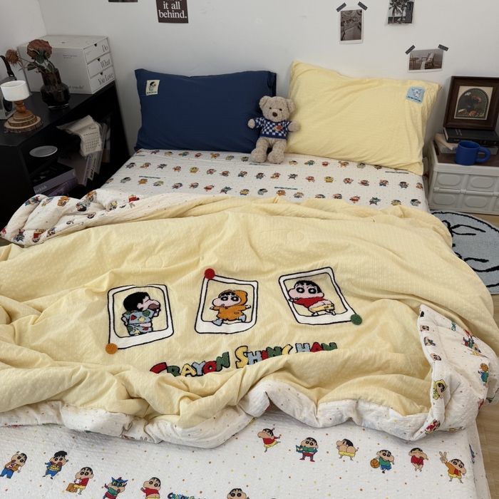 91家纺网 家纺一手货源 找家纺 三元色 2026新款正版蜡笔小新泡芙双层纱夏被夏凉被 小新三连拍