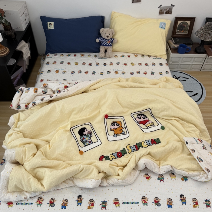 91家纺网 家纺一手货源 找家纺 三元色 2026新款正版蜡笔小新泡芙双层纱夏被夏凉被 小新三连拍