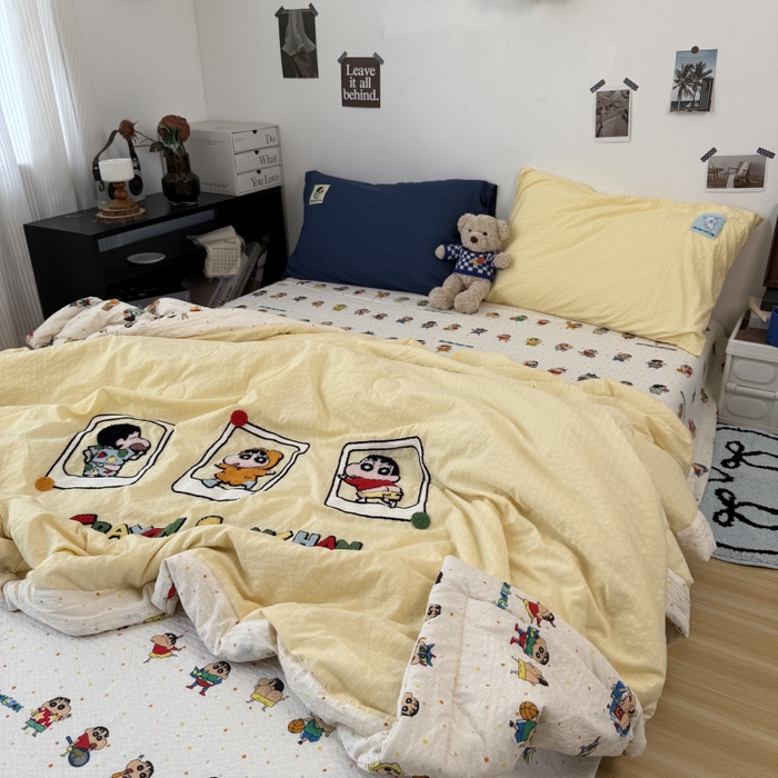 91家纺网 家纺一手货源 找家纺 三元色 2026新款正版蜡笔小新泡芙双层纱夏被夏凉被 小新三连拍