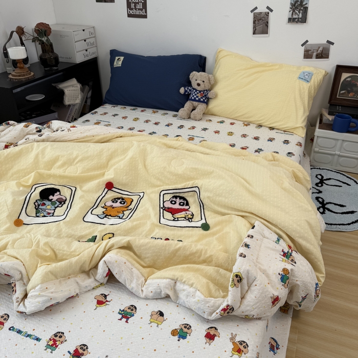 91家纺网 家纺一手货源 找家纺 三元色 2026新款正版蜡笔小新泡芙双层纱夏被夏凉被 小新三连拍