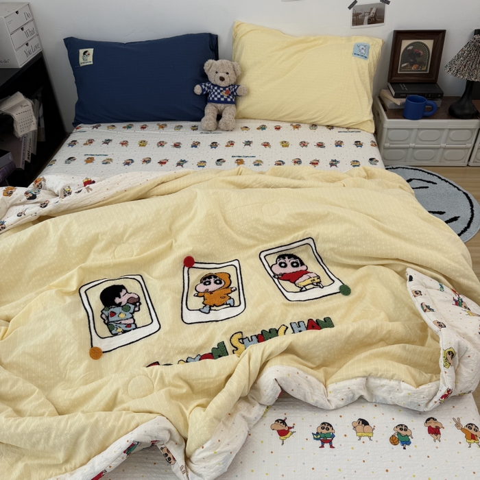 91家纺网 家纺一手货源 找家纺 三元色 2026新款正版蜡笔小新泡芙双层纱夏被夏凉被 小新三连拍