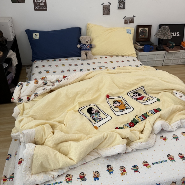 91家纺网 家纺一手货源 找家纺 三元色 2026新款正版蜡笔小新泡芙双层纱夏被夏凉被 小新三连拍