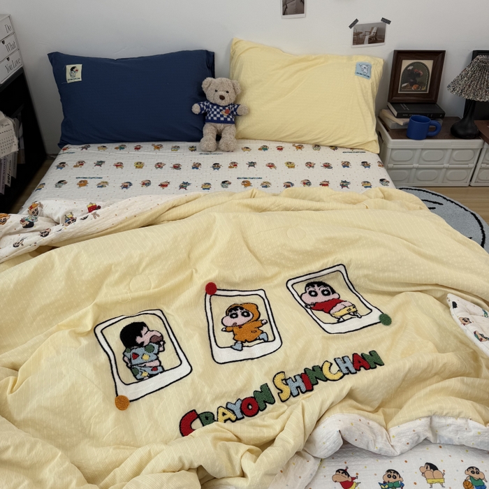 91家纺网 家纺一手货源 找家纺 三元色 2026新款正版蜡笔小新泡芙双层纱夏被夏凉被 小新三连拍