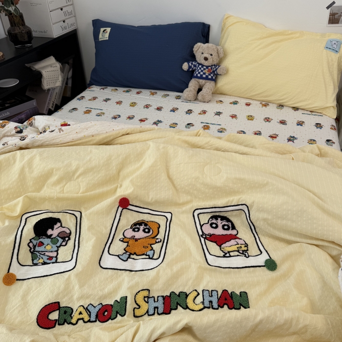 91家纺网 家纺一手货源 找家纺 三元色 2026新款正版蜡笔小新泡芙双层纱夏被夏凉被 小新三连拍