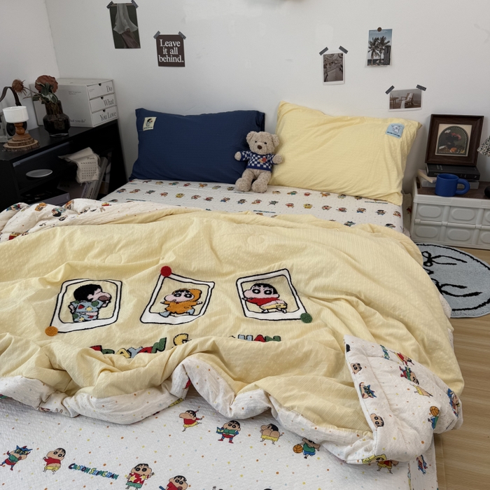 91家纺网 家纺一手货源 找家纺 三元色 2026新款正版蜡笔小新泡芙双层纱夏被夏凉被 小新三连拍