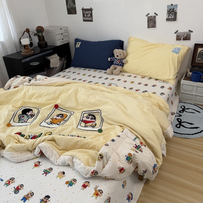 91家纺网 家纺一手货源 找家纺 三元色 2026新款正版蜡笔小新泡芙双层纱夏被夏凉被 小新三连拍