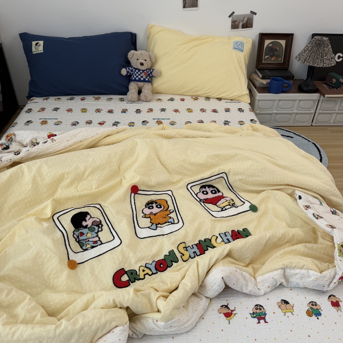 91家纺网 家纺一手货源 找家纺 三元色 2026新款正版蜡笔小新泡芙双层纱夏被夏凉被 小新三连拍