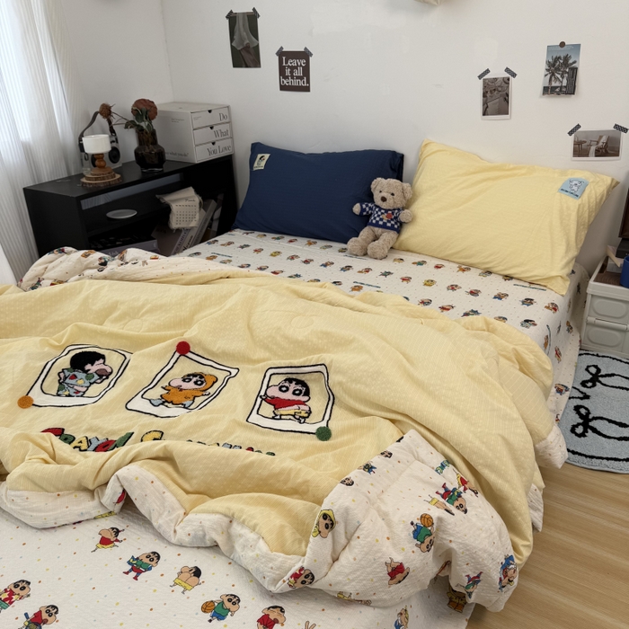 91家纺网 家纺一手货源 找家纺 三元色 2026新款正版蜡笔小新泡芙双层纱夏被夏凉被 小新三连拍