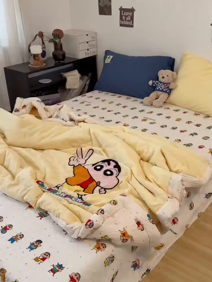 91家纺网 家纺一手货源 找家纺 三元色 2026新款正版蜡笔小新泡芙双层纱夏被夏凉被 欧耶小新