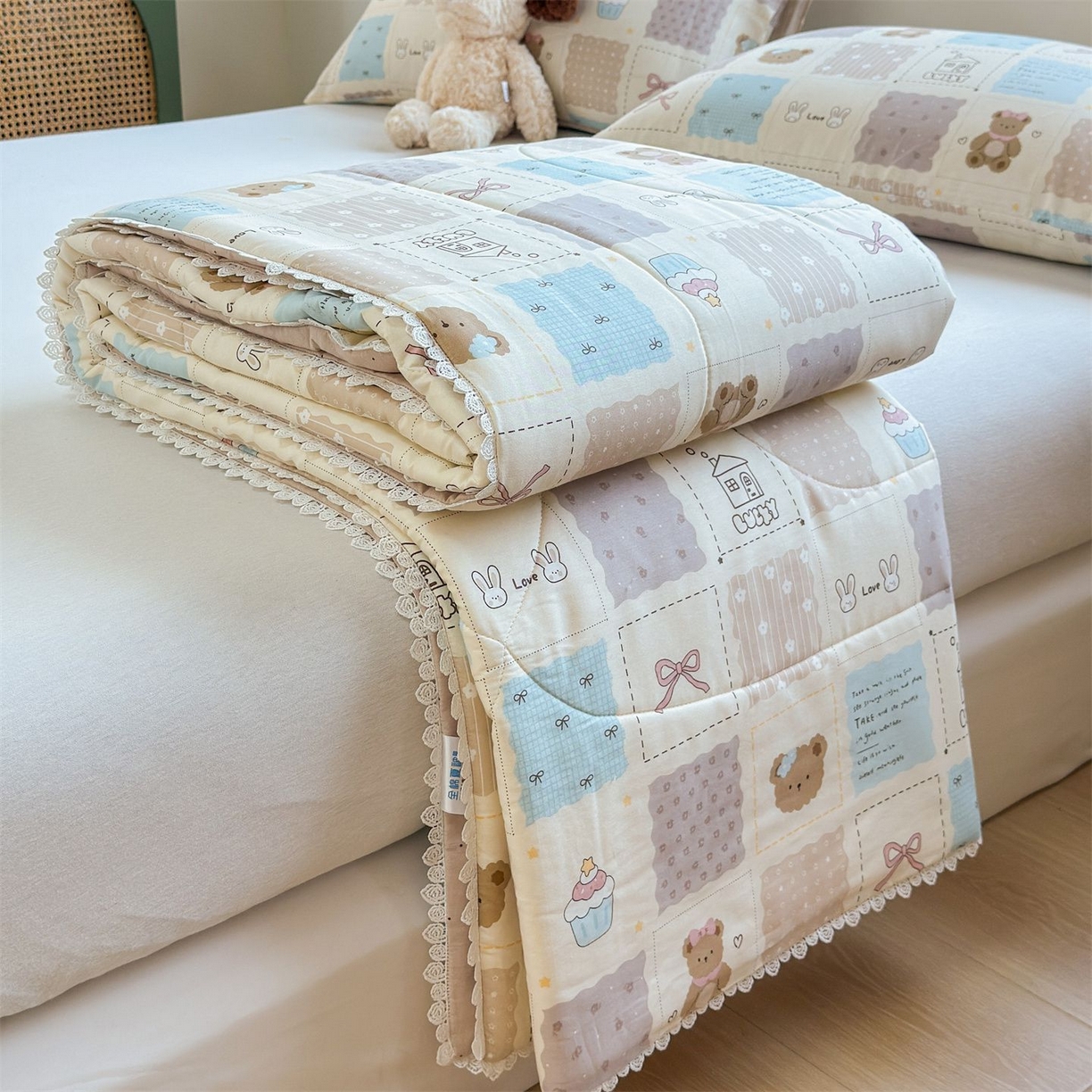 91家纺网 家纺一手货源 找家纺 晨晨家纺 2026新款双面全棉花边款新疆棉花夏被 饼干熊