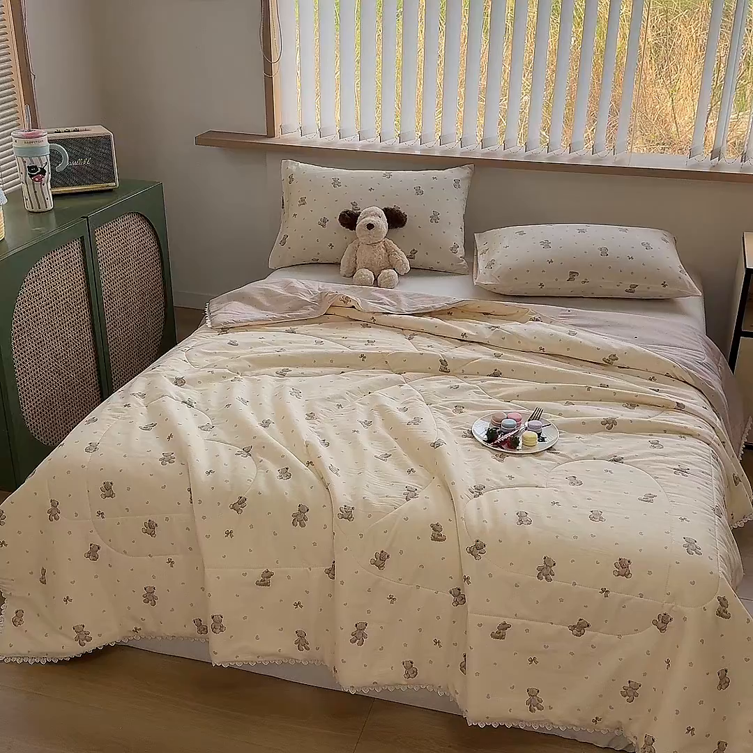 91家纺网 家纺一手货源 找家纺 晨晨家纺 2026新款双面全棉花边款新疆棉花夏被 泡泡熊