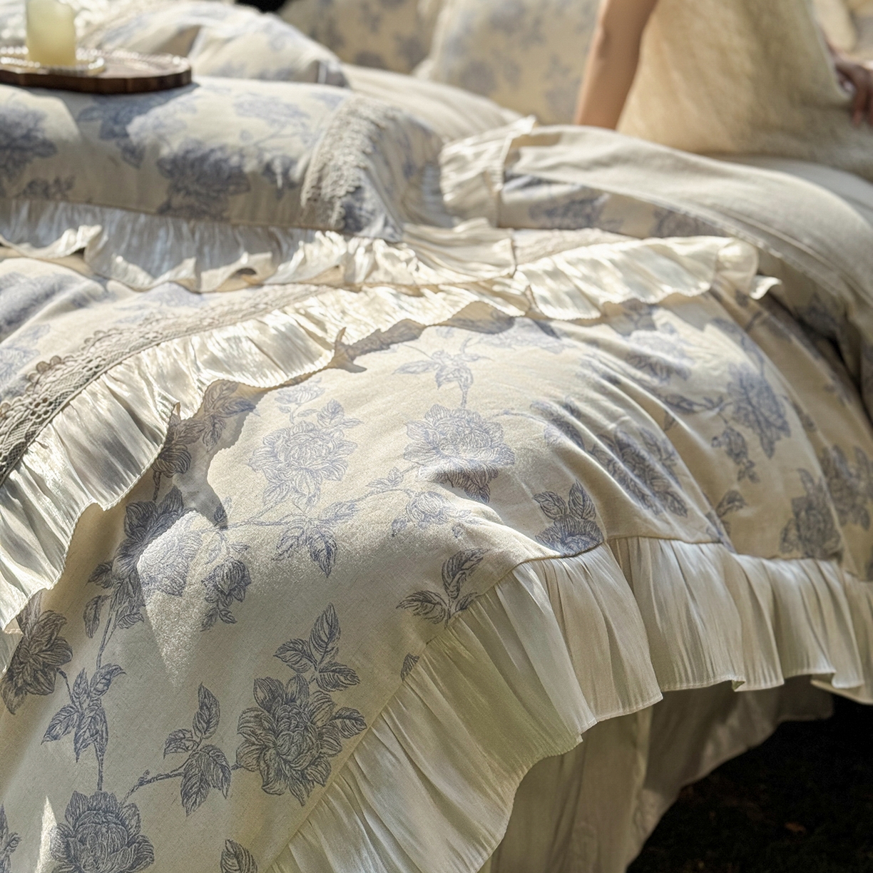 91家纺网 家纺一手货源 找家纺 乐朵家居 2026新款 复古花镜 全棉棉麻 床裙四件套 迷雾蓝