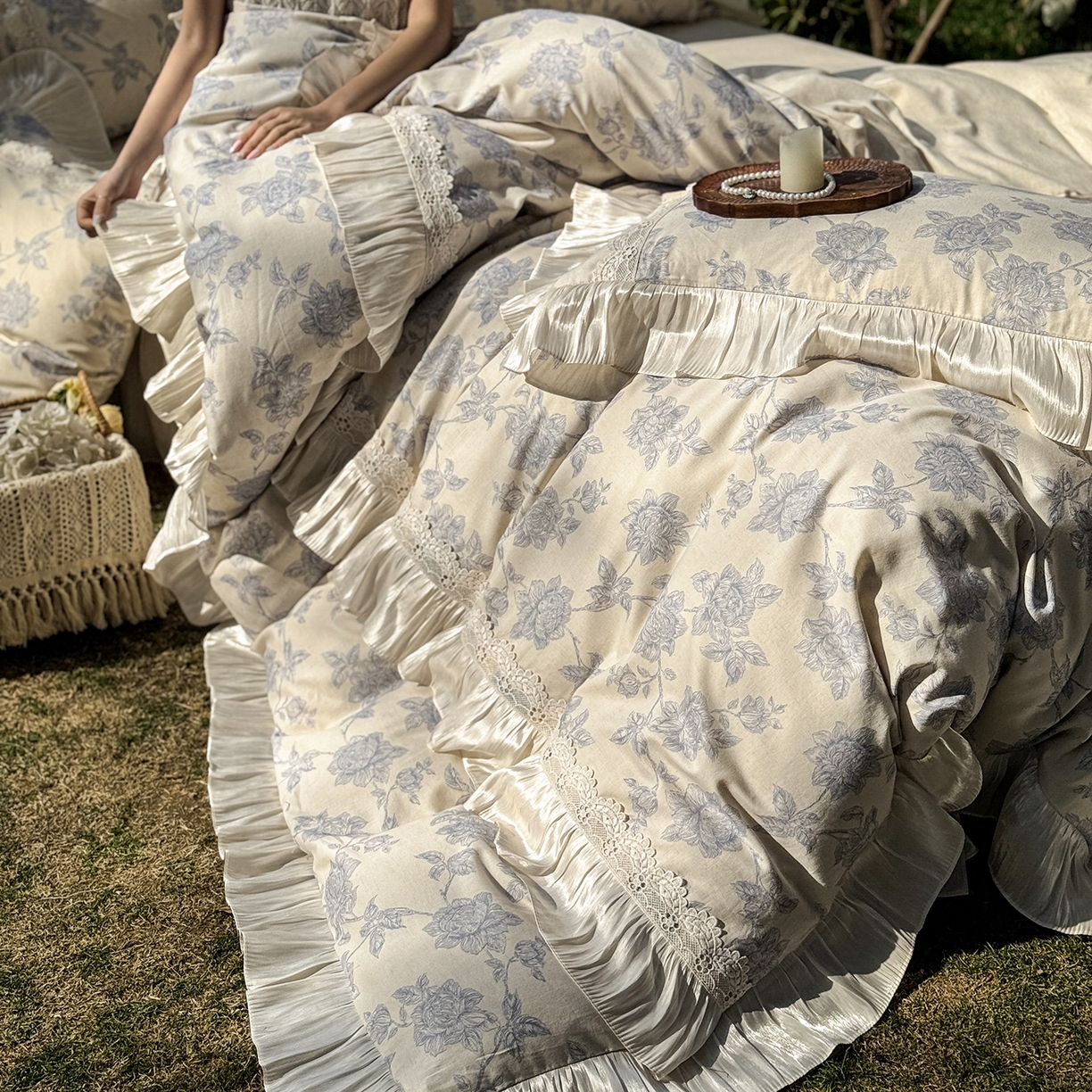 91家纺网 家纺一手货源 找家纺 乐朵家居 2026新款 复古花镜 全棉棉麻 床裙四件套 迷雾蓝