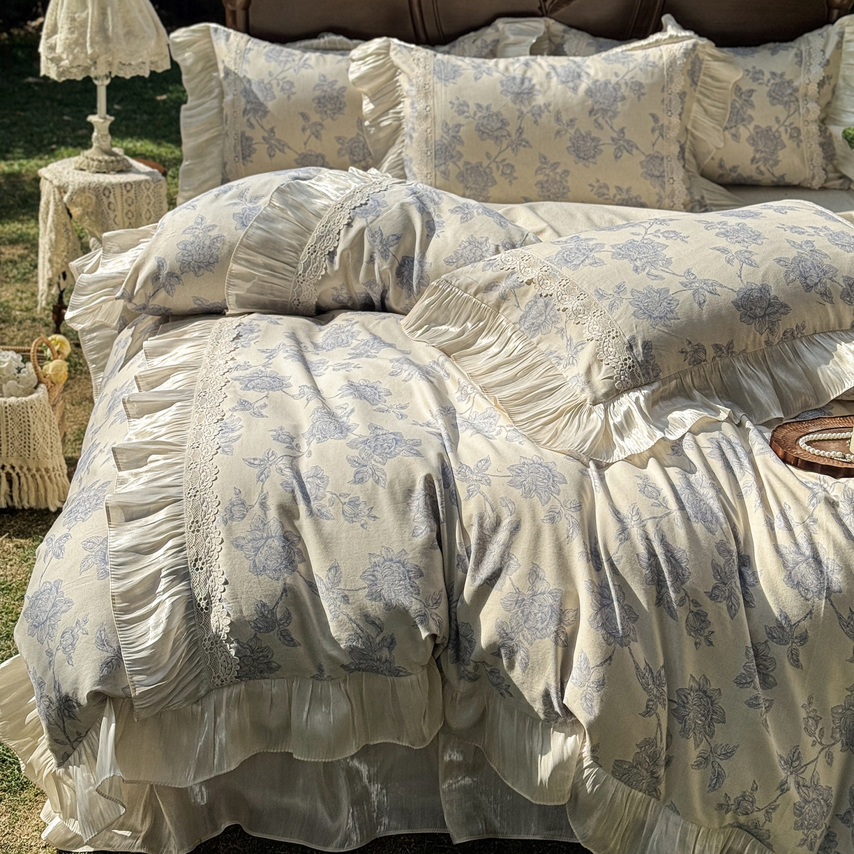 91家纺网 家纺一手货源 找家纺 乐朵家居 2026新款 复古花镜 全棉棉麻 床裙四件套 迷雾蓝