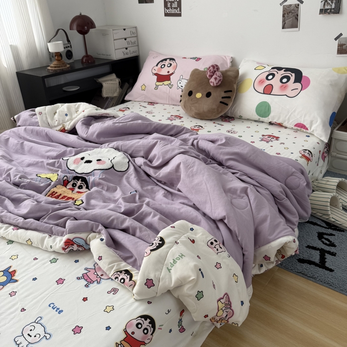 91家纺网 家纺一手货源 找家纺 三元色 2026新款正版蜡笔小新卡通云朵棉夏被夏凉被 夏被气球小新-紫