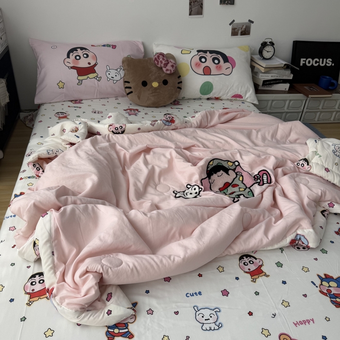 91家纺网 家纺一手货源 找家纺 三元色 2026新款正版蜡笔小新卡通云朵棉夏被夏凉被 夏被睡衣小新-粉