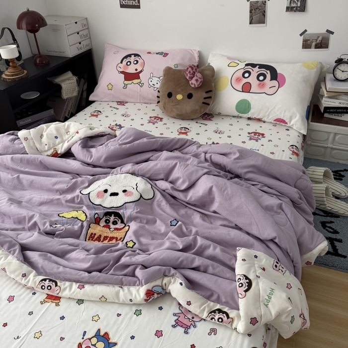 91家纺网 家纺一手货源 找家纺 三元色 2026新款正版蜡笔小新卡通云朵棉夏被夏凉被 夏被气球小新-紫