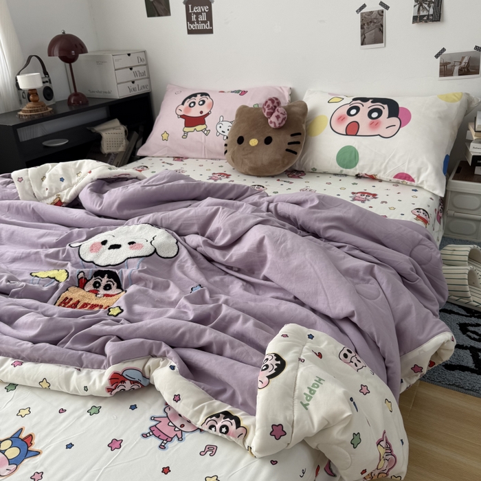 91家纺网 家纺一手货源 找家纺 三元色 2026新款正版蜡笔小新卡通云朵棉夏被夏凉被 夏被气球小新-紫
