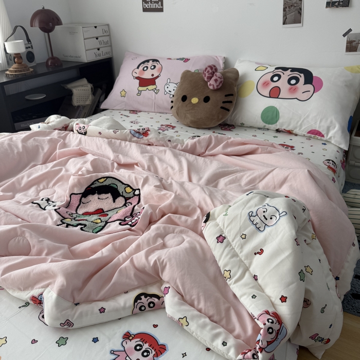 91家纺网 家纺一手货源 找家纺 三元色 2026新款正版蜡笔小新卡通云朵棉夏被夏凉被 夏被睡衣小新-粉