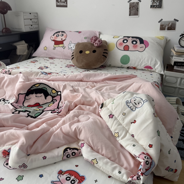 91家纺网 家纺一手货源 找家纺 三元色 2026新款正版蜡笔小新卡通云朵棉夏被夏凉被 夏被睡衣小新-粉